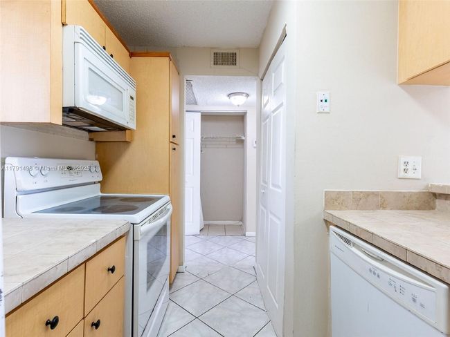 I - 10106 Twin Lakes Dr, Condo with 2 bedrooms, 2 bathrooms and null parking in Coral Springs FL | Image 12