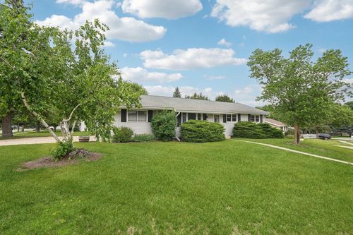513 Mulberry Drive, West Bend, WI, 53090 | Card Image