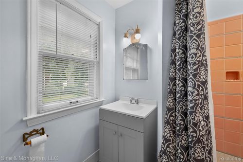 1894 Broadstone Rd, Grosse Pointe Woods, MI, 48236-1951 | Card Image