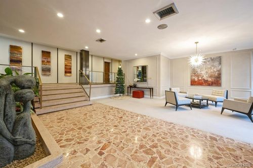 ph9-1 Kensington Gate, Great Neck, NY, 11021-1202 | Card Image