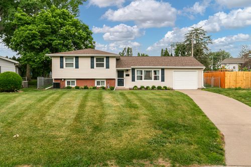 1422 Lakewood Dr, Bettendorf, IA, 52722-3631 | Card Image