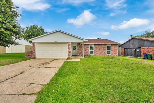 1818 Legend Dr, Garland, TX, 75040-8291 | Card Image
