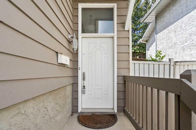 76 Coach Gate Way Sw, House other with 3 bedrooms, 2 bathrooms and 4 parking in Calgary AB | Image 4