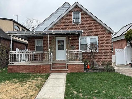 8252 257th St, Glen Oaks, NY, 11004-1442 | Card Image