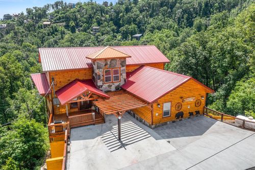 720 Pinecrest Dr, Gatlinburg, TN, 37738-4421 | Card Image