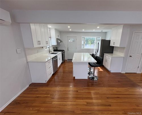 37 Bainbridge Ave, Melville, NY, 11747-2633 | Card Image