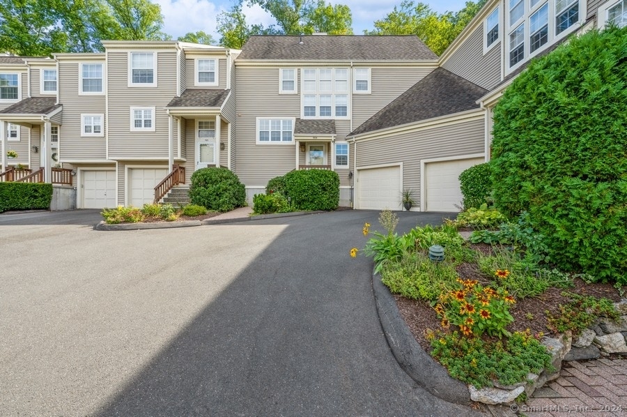Foxboro Dr, Norwalk, CT 06851