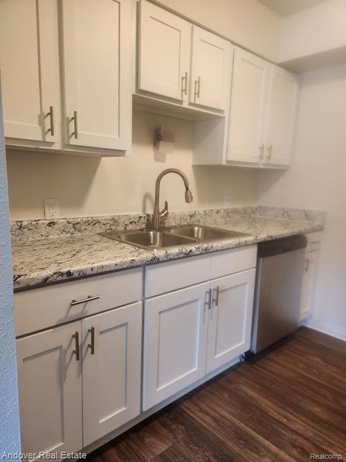 3021 N Pointe Dr, Jackson, MI, 49202-1375 | Card Image