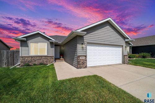5600 W Oakcrest Dr Drive, Sioux Falls, SD, 57107 | Card Image