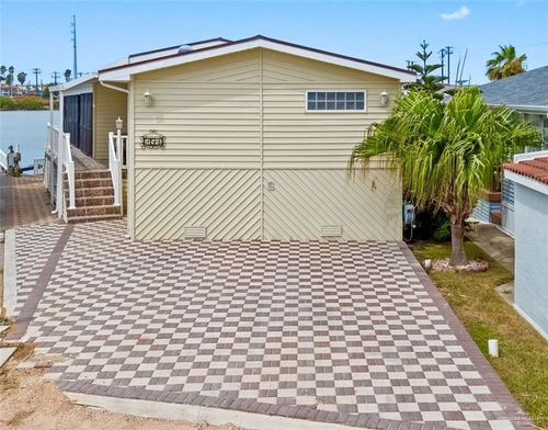 154 E Bonnet Cir, Port Isabel, TX, 78578 | Card Image