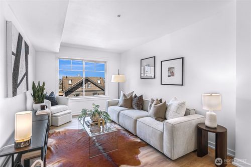 apt-203-1909 10th Ave W, Seattle, WA, 98119-5819 | Card Image