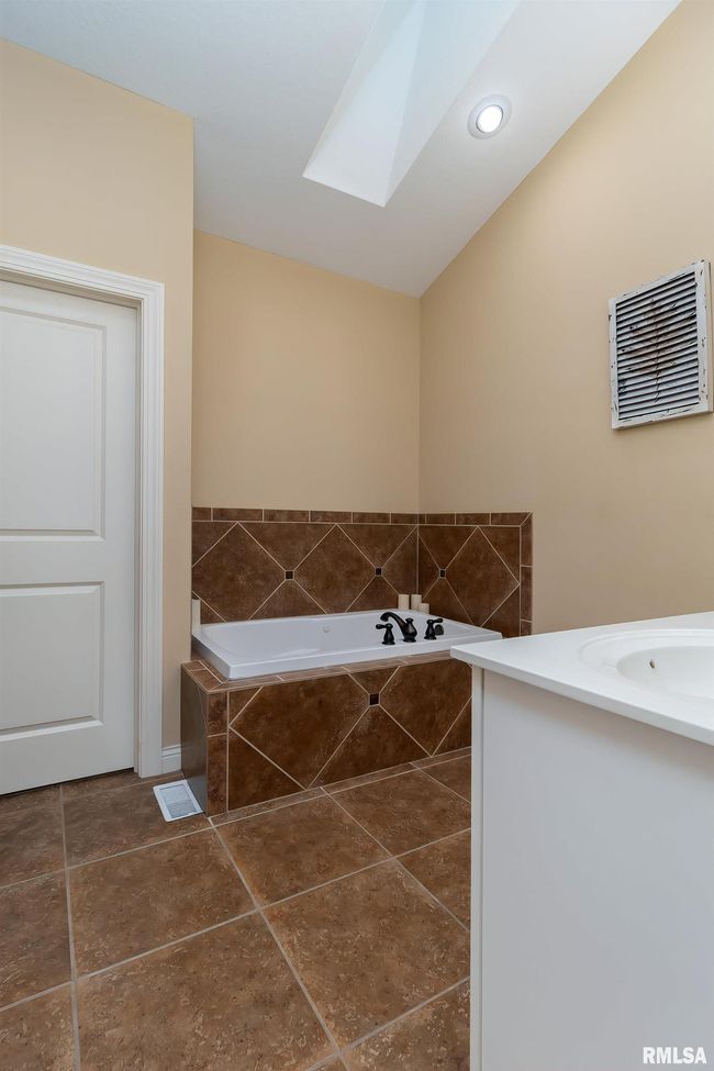 5506 Baraboo Court, Home with 2 bedrooms, 2 bathrooms and null parking in Davenport IA | Image 23