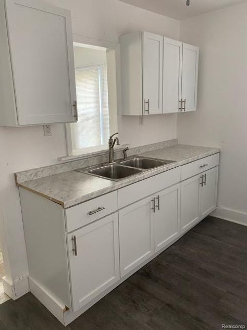 9810 E Outer Dr, Detroit, MI, 48213-1576 | Card Image