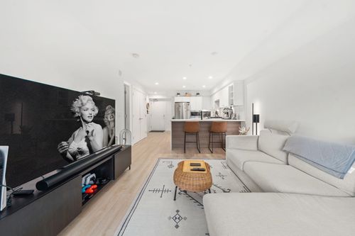 402-1519 Crown St, North Vancouver, BC, V7J1G6 | Card Image
