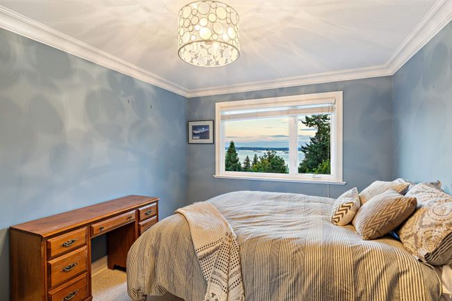 5084 Pinetree Crescent, House other with 3 bedrooms, 3 bathrooms and 4 parking in West Vancouver BC | Image 28