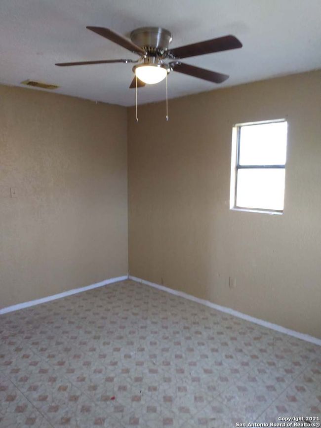 111 Austin St, House other with 5 bedrooms, 2 bathrooms and null parking in Asherton TX | Image 9