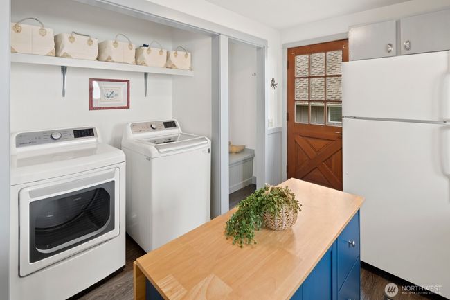 Laundry and Mudroom off Kitchen | Image 19