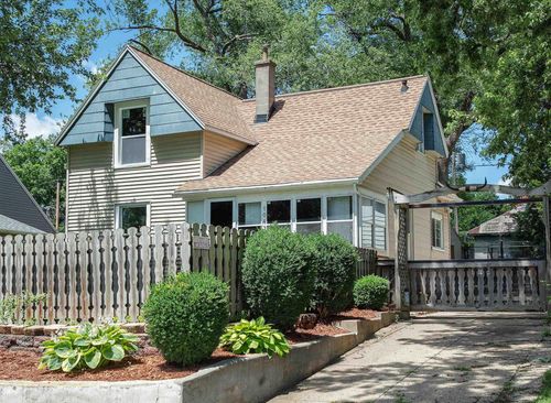 1043 Independence Ave, Waterloo, IA, 50703-4205 | Card Image