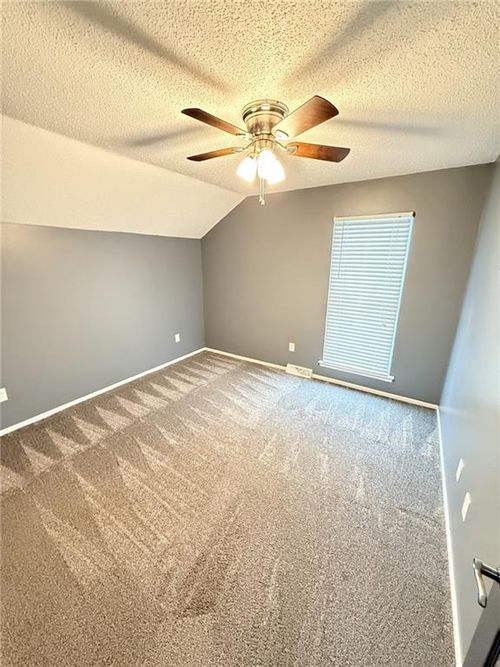 160 Nelson Cir, Olathe, KS, 66061-2914 | Card Image