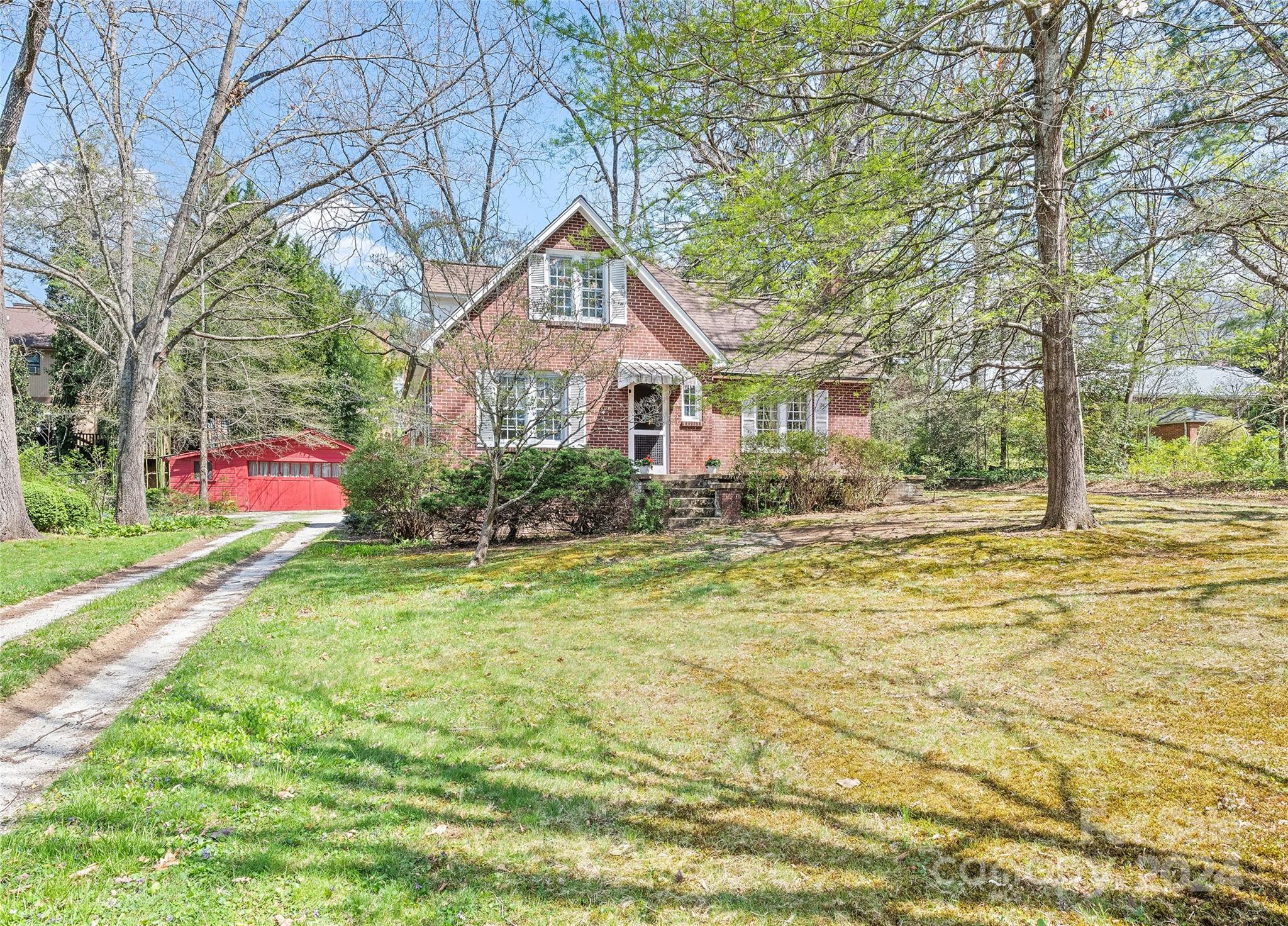 Overbrook St, Waynesville, NC 28786