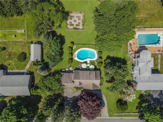 569 Turner Rd, Home with 4 bedrooms, 3 bathrooms and 6 parking in Middletown RI | Image 4