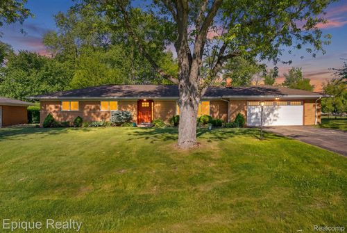 8052 Dungarvin Dr, Grand Blanc, MI, 48439-8161 | Card Image