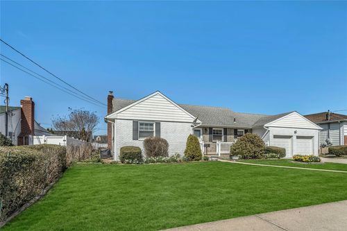 92 Diamond Ave, East Meadow, NY, 11554-3401 | Card Image