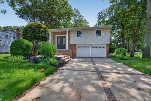 11 Penguin Ln, Commack, NY, 11725-4808 | Card Image