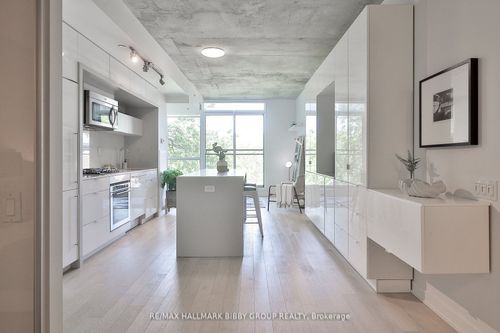 309-130 Rusholme Rd, Toronto, ON, M6H2Y7 | Card Image