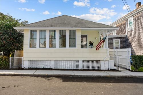 32 Tilley Ave, Newport, RI, 02840-2137 | Card Image