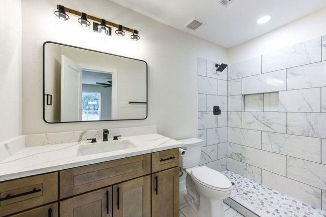 Primary Bathroom | Image 15