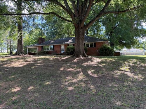 2975 Bellaire Cir, Walkertown, NC, 27051-9605 | Card Image
