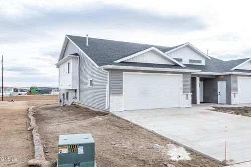5511 Davies Dr, Bismarck, ND, 58503 | Card Image