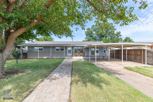 704 S Central Ave, Knox City, TX, 79529-2338 | Card Image