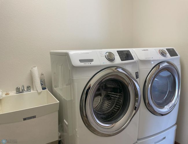 Laundry and Sink.jpg | Image 22