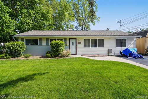 6612 Rowley Dr, Waterford Twp, MI, 48329-2751 | Card Image