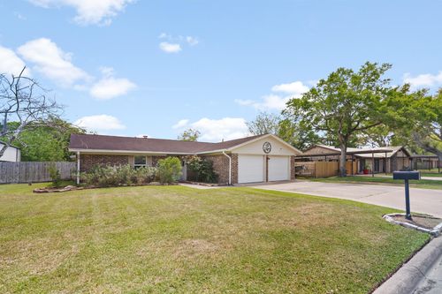 1003 Virginia St, Edna, TX, 77957-3250 | Card Image