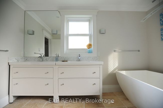 212 Cameron Cres, House other with 4 bedrooms, 3 bathrooms and 6 parking in Keswick ON | Image 14