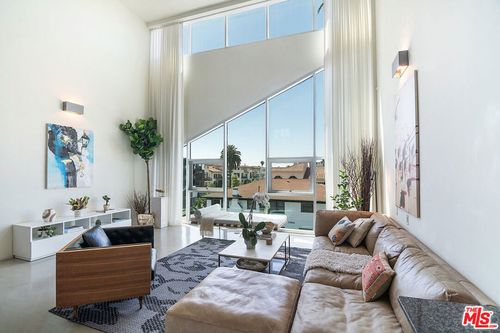 11-803 Wilcox Pl, Los Angeles, CA, 90038-1453 | Card Image