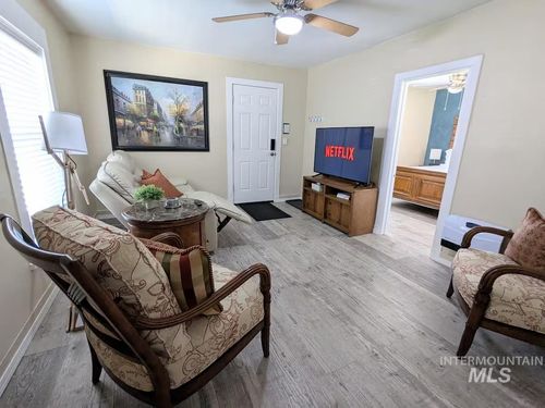 615 Se 6th St, Ontario, OR, 97914-3854 | Card Image