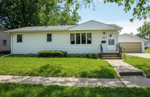 106 Park Ave, Charles City, IA, 50616-3123 | Card Image