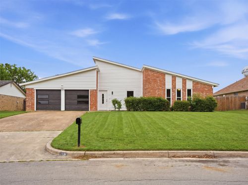 7321 Fredricksburg Dr, Forest Hill, TX, 76140-2543 | Card Image