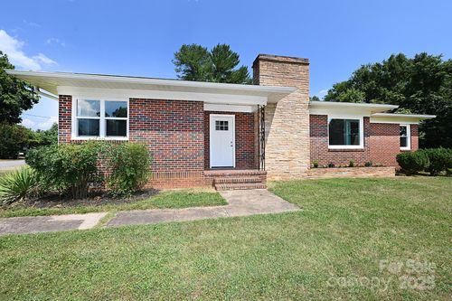 737 8th St Sw, Hickory, NC, 28602-3224 | Card Image