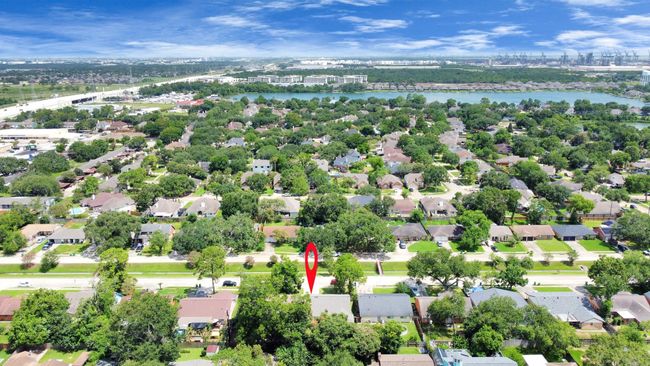Looking north...to the left is a convenient shopping center just steps away and to the right (just out of the view of this picture) is Seabrook Intermediate. | Image 32