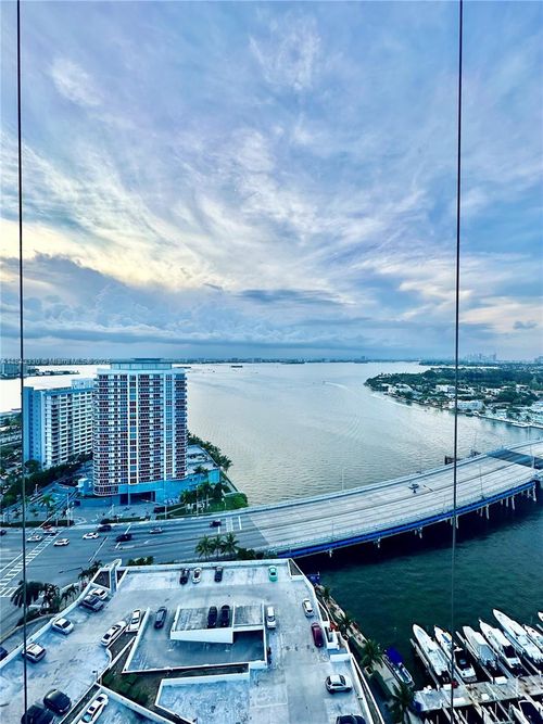ph217-7601 E Treasure Dr, North Bay Village, FL, 33141-4391 | Card Image
