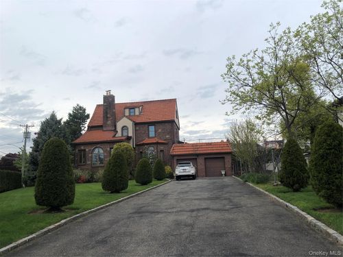 915 Malba Dr, Malba, NY, 11357-1025 | Card Image