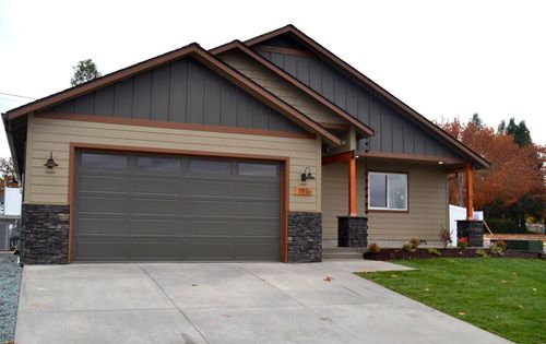 195 Sw Rock Gulch Rd, Grants Pass, OR, 97527-6171 | Card Image