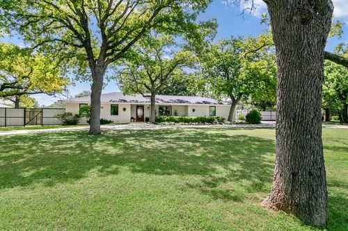 702 S Eagle St, Fredericksburg, TX, 78624-5253 | Card Image