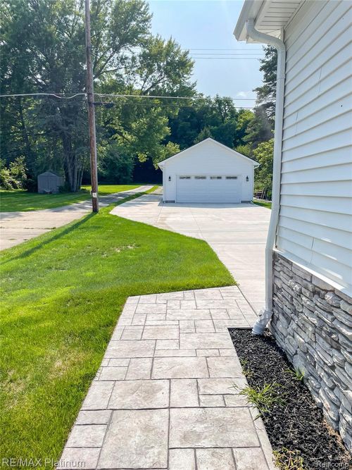 5612 Bullard Rd, Fenton, MI, 48430-9408 | Card Image