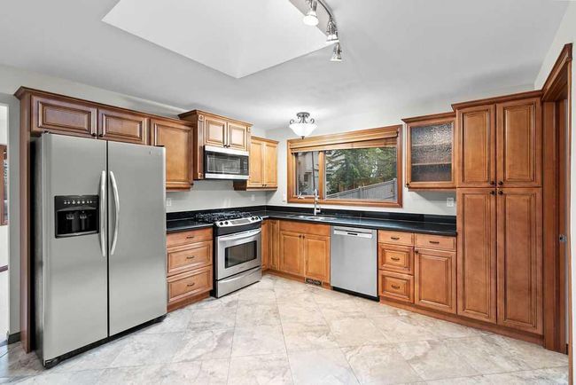 76 Coach Gate Way Sw, House other with 3 bedrooms, 2 bathrooms and 4 parking in Calgary AB | Image 14